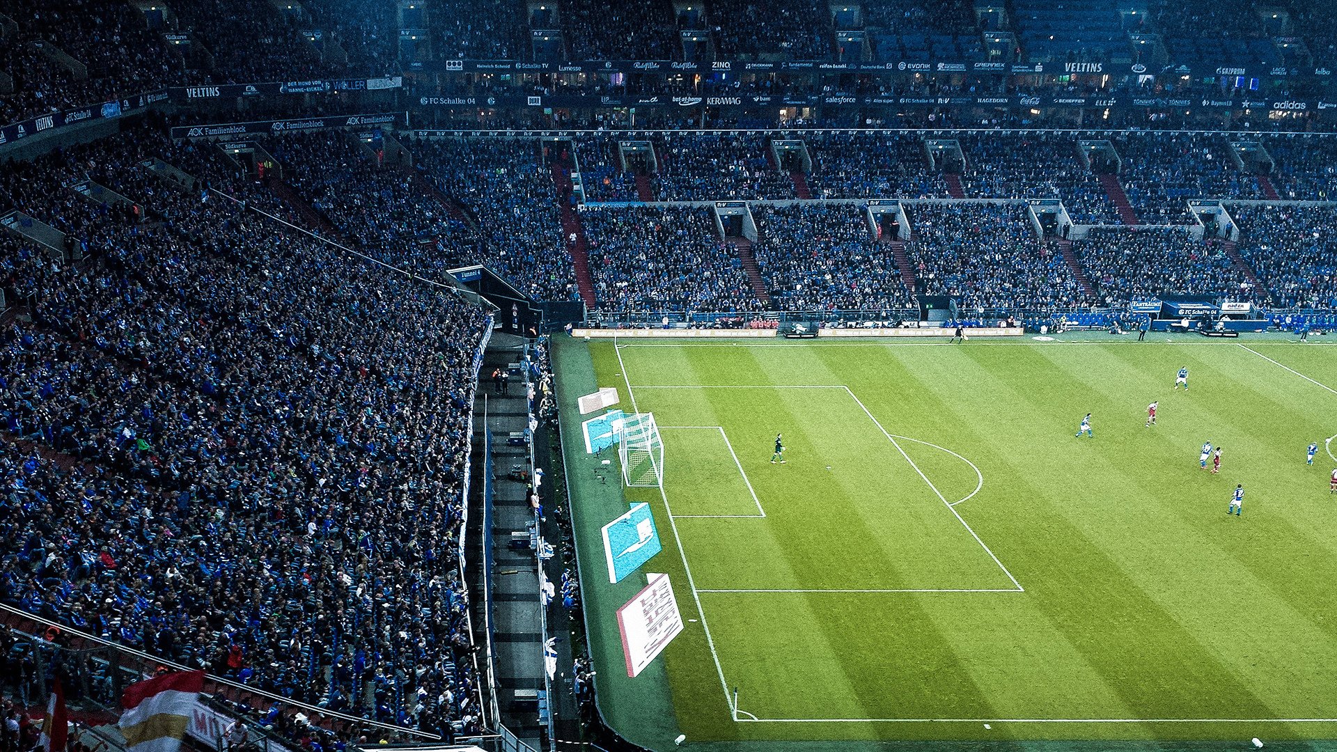 “足球+科技+文化”行业融合成果不断丰富，行业空间不断扩大，足球行业的商业模式